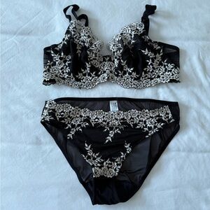 Wacoal Black and Cream Lace Bra Set
